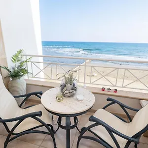 Apartment Quattro Beachfront Sea View Ap 4, Larnaca