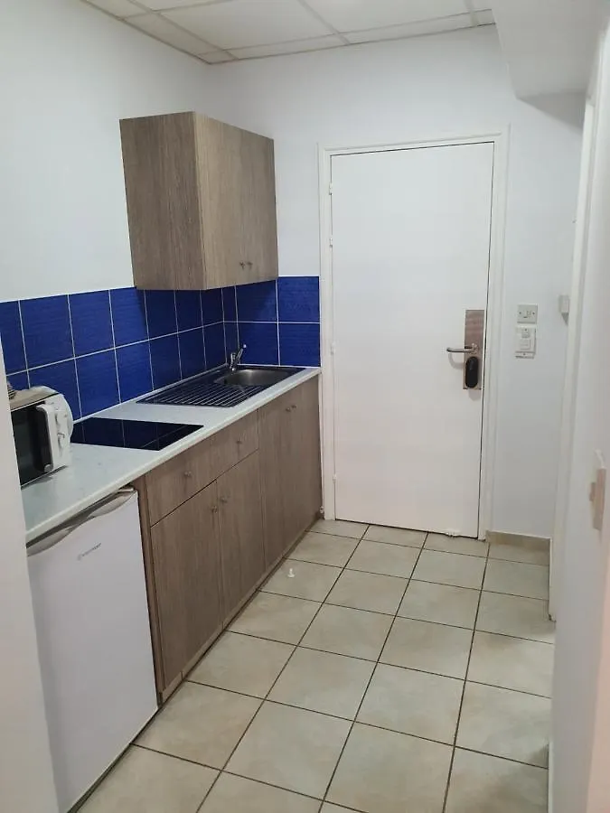 Larnaca Bay Suites 0*,