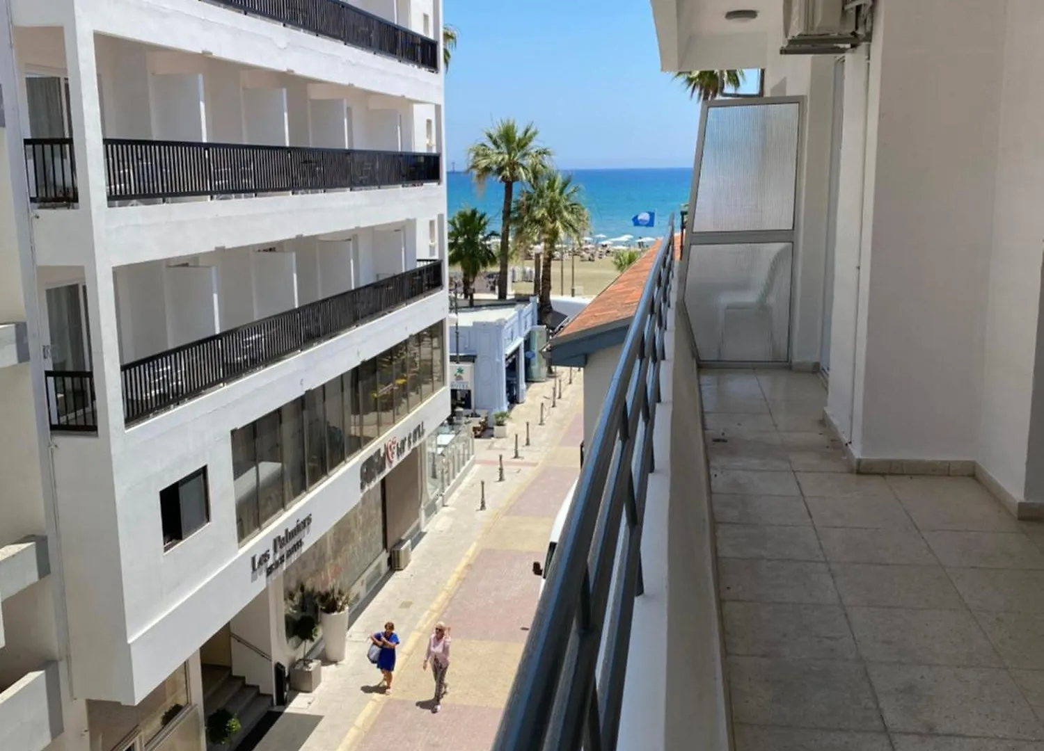 Larnaca Bay Suites 0*,