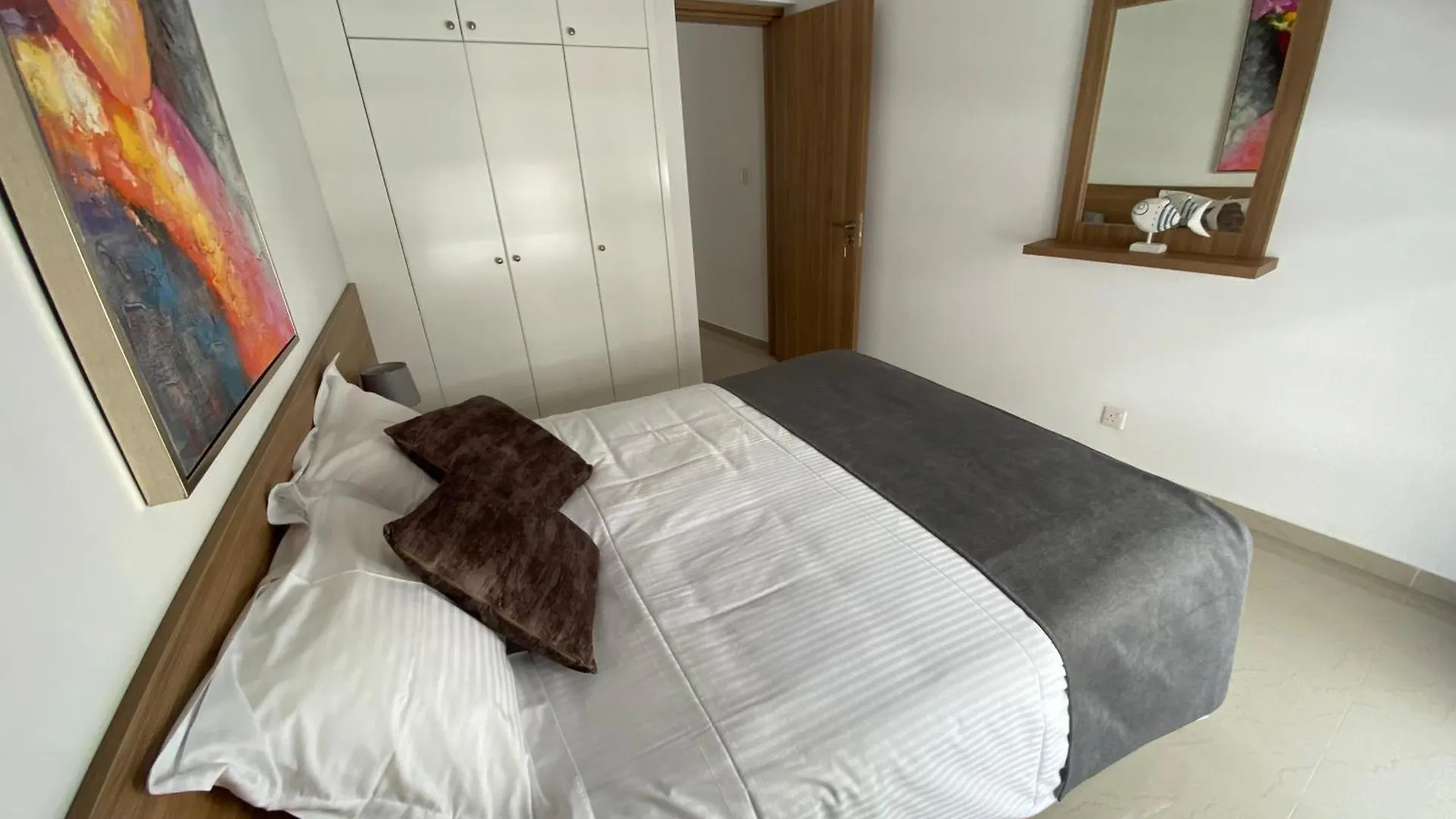 Larnaca Bay Suites 0*,